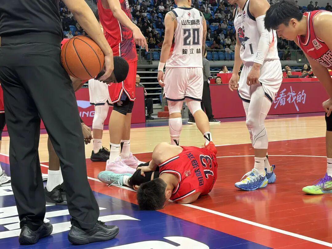 WOC!郭艾伦!是膝盖啊…